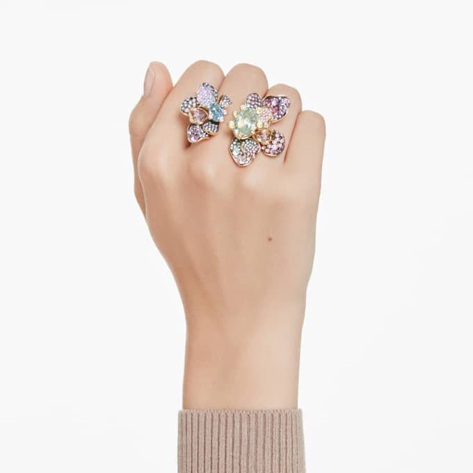 Anillo Idyllia con cortes variados, pavé, flor, multicolor, chapado en tono dorado Anillo Idyllia con cortes variados, pavé, flor, multicolor, chapado en tono dorado