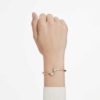 Brazalete Imber con cortes variados, blanco, chapado en tono dorado Brazalete Imber con cortes variados, blanco, chapado en tono dorado