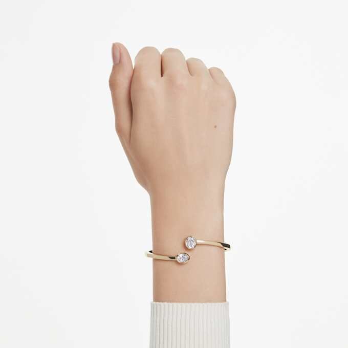 Brazalete Imber con cortes variados, blanco, chapado en tono dorado Brazalete Imber con cortes variados, blanco, chapado en tono dorado