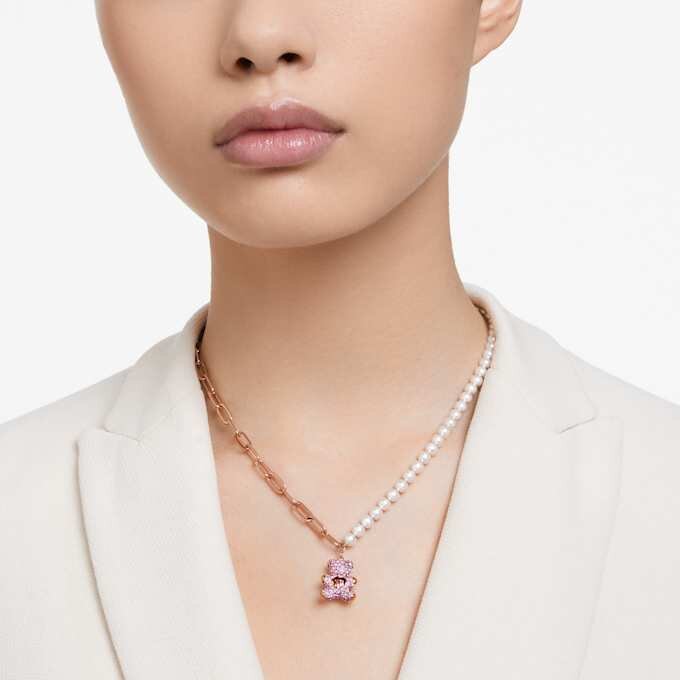 Colgante de osito con perlas de cristal, osito, rosa, chapado en tono oro rosa Colgante de osito con perlas de cristal, osito, rosa, chapado en tono oro rosa