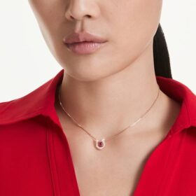 Colgante Symbolica de corte redondo, pavé, herradura, rojo, chapado en oro rosa