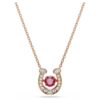 Colgante Symbolica de corte redondo, pavé, herradura, rojo, chapado en oro rosa Colgante Symbolica de corte redondo, pavé, herradura, rojo, chapado en oro rosa