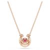 Colgante Symbolica de corte redondo, pavé, herradura, rojo, chapado en oro rosa Colgante Symbolica de corte redondo, pavé, herradura, rojo, chapado en oro rosa