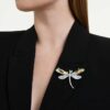 Broche y accesorio para el pelo de Ariana Grande x Swarovski: perla de cristal, cortes variados, libélula, blanco, chapado en rodio Broche y accesorio para el pelo de Ariana Grande x Swarovski: perla de cristal, cortes variados, libélula, blanco, chapado en rodio