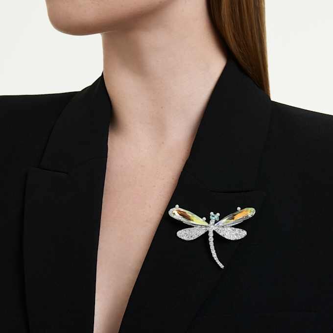 Broche y accesorio para el pelo de Ariana Grande x Swarovski: perla de cristal, cortes variados, libélula, blanco, chapado en rodio Broche y accesorio para el pelo de Ariana Grande x Swarovski: perla de cristal, cortes variados, libélula, blanco, chapado en rodio