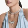 Colgante y broche Ariana Grande x Swarovski con perla de cristal, cortes mixtos, libélula, blanco, chapado en rodio Colgante y broche Ariana Grande x Swarovski con perla de cristal, cortes mixtos, libélula, blanco, chapado en rodio