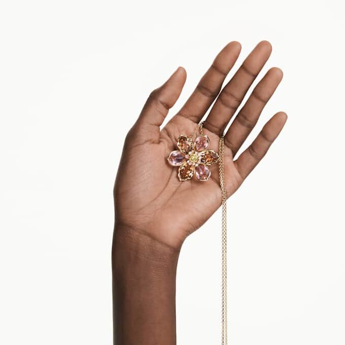 Colgante y broche Idyllia con cortes variados, flor, multicolor, chapado en tono dorado Colgante y broche Idyllia con cortes variados, flor, multicolor, chapado en tono dorado