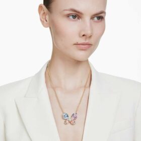 Colgante y broche Idyllia: cortes mixtos, pavé, mariposa, multicolor, chapado en tono dorado Colgante y broche Idyllia: cortes mixtos, pavé, mariposa, multicolor, chapado en tono dorado