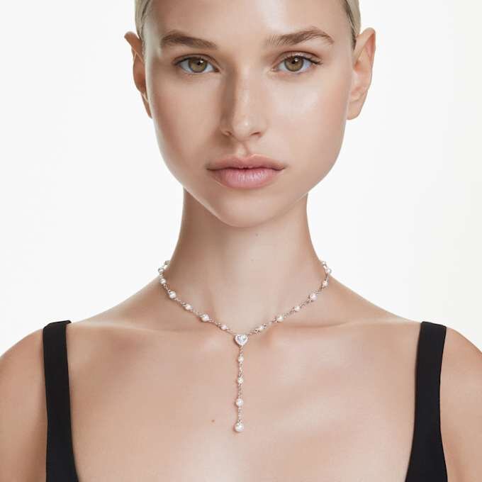 Collar «Ariana Grande X Swarovski Y» con cortes mixtos, perla de cristal, corazón, blanco, chapado en rodio Collar «Ariana Grande X Swarovski Y» con cortes mixtos, perla de cristal, corazón, blanco, chapado en rodio