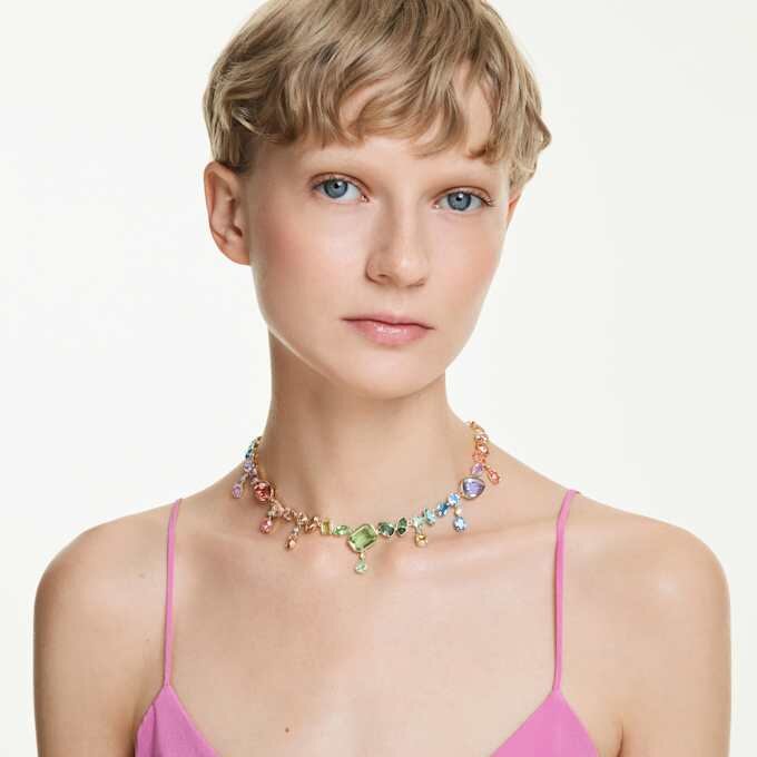 Collar Gema con cortes variados, cristales colgantes, multicolor, chapado en tono dorado Collar Gema con cortes variados, cristales colgantes, multicolor, chapado en tono dorado