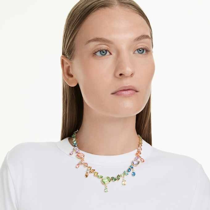 Collar Gema con cortes variados, cristales colgantes, multicolor, chapado en tono dorado Collar Gema con cortes variados, cristales colgantes, multicolor, chapado en tono dorado