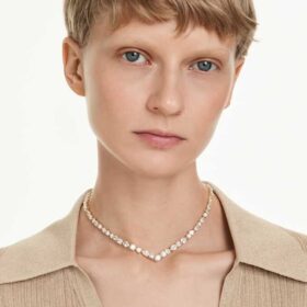 Collar Mesmera con cortes variados, blanco, chapado en tono dorado Collar Mesmera con cortes variados, blanco, chapado en tono dorado