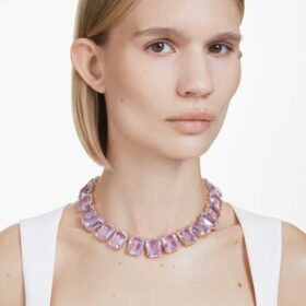 Collar Millenia con cristales extragrandes, talla octogonal, color morado, chapado en tono dorado Collar Millenia con cristales extragrandes, talla octogonal, color morado, chapado en tono dorado
