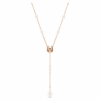 Collar Symbolica en forma de Y con perlas de cristal, pavé, herradura, blanco, chapado en tono oro rosa Collar Symbolica en forma de Y con perlas de cristal, pavé, herradura, blanco, chapado en tono oro rosa