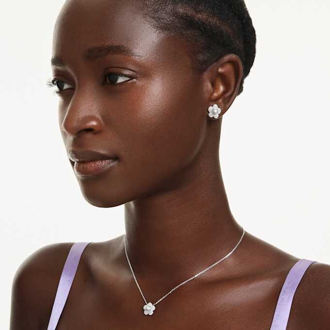 Conjunto Ariana Grande X Swarovski: perla de cristal, corte redondo, flor, blanco, chapado en rodio Conjunto Ariana Grande X Swarovski: perla de cristal, corte redondo, flor, blanco, chapado en rodio