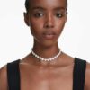 Gargantilla Ariana Grande x Swarovski con cortes variados, perlas de cristal, corazón, blanco, chapada en rodio Gargantilla Ariana Grande x Swarovski con cortes variados, perlas de cristal, corazón, blanco, chapada en rodio