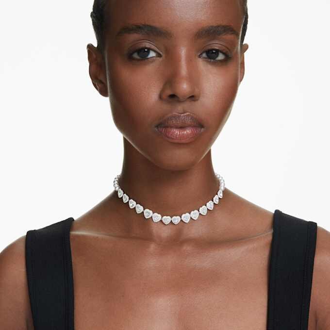 Gargantilla Ariana Grande x Swarovski con cortes variados, perlas de cristal, corazón, blanco, chapada en rodio Gargantilla Ariana Grande x Swarovski con cortes variados, perlas de cristal, corazón, blanco, chapada en rodio