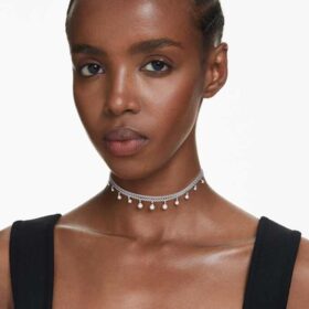Gargantilla Ariana Grande x Swarovski con perla de cristal, corte redondo, blanca, chapada en rodio Gargantilla Ariana Grande x Swarovski con perla de cristal, corte redondo, blanca, chapada en rodio