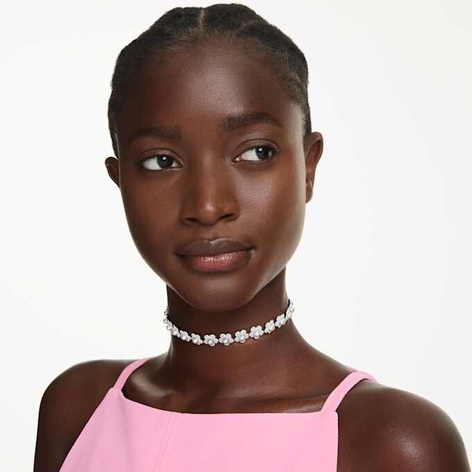 Gargantilla Ariana Grande x Swarovski con perla de cristal, corte redondo, blanca, chapada en rodio Gargantilla Ariana Grande x Swarovski con perla de cristal, corte redondo, blanca, chapada en rodio