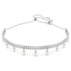 Gargantilla Ariana Grande x Swarovski con perla de cristal, corte redondo, blanca, chapada en rodio Gargantilla Ariana Grande x Swarovski con perla de cristal, corte redondo, blanca, chapada en rodio