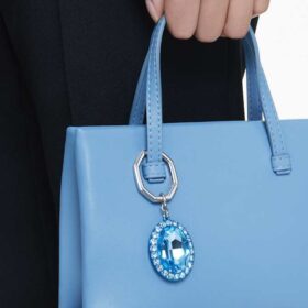 Llavero con corte ovalado, azul, acabado en metales mixtos
