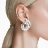 Pendientes colgantes Ariana Grande X Swarovski con perla de cristal, cortes mixtos, blancos, chapados en rodio Pendientes colgantes Ariana Grande X Swarovski con perla de cristal, cortes mixtos, blancos, chapados en rodio