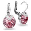 Pendientes colgantes Bella V de corte redondo, rosa, chapados en rodio Pendientes colgantes Bella V de corte redondo, rosa, chapados en rodio
