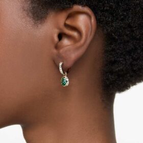 Pendientes colgantes Chroma con corte en pera, verdes, chapados en tono dorado