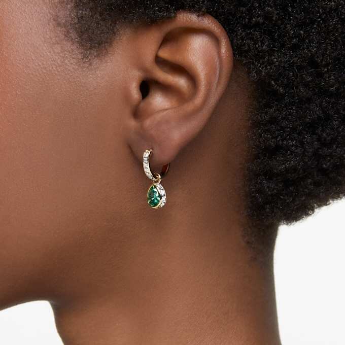 Pendientes colgantes Chroma con corte en pera, verdes, chapados en tono dorado Pendientes colgantes Chroma con corte en pera, verdes, chapados en tono dorado