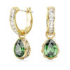 Pendientes colgantes Chroma con corte en pera, verdes, chapados en tono dorado Pendientes colgantes Chroma con corte en pera, verdes, chapados en tono dorado
