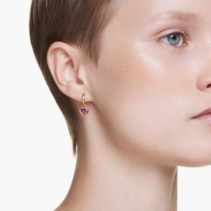 Pendientes colgantes Chroma con forma de corazón, rojos, chapados en tono dorado Pendientes colgantes Chroma con forma de corazón, rojos, chapados en tono dorado