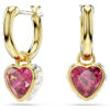 Pendientes colgantes Chroma con forma de corazón, rojos, chapados en tono dorado Pendientes colgantes Chroma con forma de corazón, rojos, chapados en tono dorado