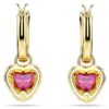 Pendientes colgantes Chroma con forma de corazón, rojos, chapados en tono dorado Pendientes colgantes Chroma con forma de corazón, rojos, chapados en tono dorado