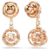 Pendientes colgantes Constella, corte redondo, piedra danzante, rosa, chapados en tono oro rosa Pendientes colgantes Constella, corte redondo, piedra danzante, rosa, chapados en tono oro rosa