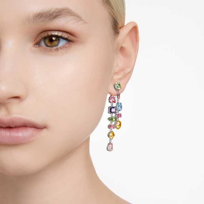 Pendientes colgantes Gema: diseño asimétrico, cortes variados, largos, multicolores, chapados en rodio Pendientes colgantes Gema: diseño asimétrico, cortes variados, largos, multicolores, chapados en rodio