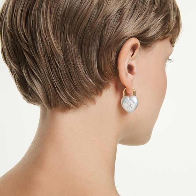 Pendientes colgantes Idyllia con cortes variados, forma de corazón, blancos, chapados en tono dorado Pendientes colgantes Idyllia con cortes variados, forma de corazón, blancos, chapados en tono dorado