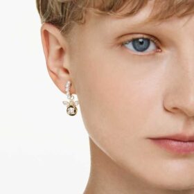 Pendientes colgantes Idyllia con perlas de cristal, cortes variados, abeja, multicolores, chapados en tono dorado