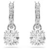 Pendientes colgantes Stilla de corte redondo, blancos, chapados en rodio Pendientes colgantes Stilla de corte redondo, blancos, chapados en rodio