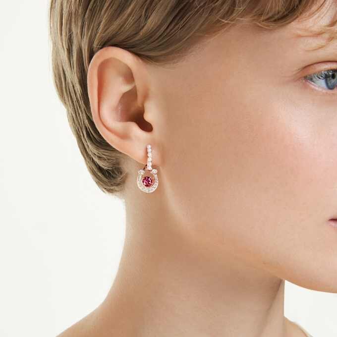 Pendientes colgantes Symbolica con perla de cristal, corte redondo, pavé, herradura, rojo, chapados en tono oro rosa Pendientes colgantes Symbolica con perla de cristal, corte redondo, pavé, herradura, rojo, chapados en tono oro rosa