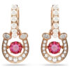 Pendientes colgantes Symbolica con perla de cristal, corte redondo, pavé, herradura, rojo, chapados en tono oro rosa Pendientes colgantes Symbolica con perla de cristal, corte redondo, pavé, herradura, rojo, chapados en tono oro rosa