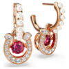 Pendientes colgantes Symbolica con perla de cristal, corte redondo, pavé, herradura, rojo, chapados en tono oro rosa Pendientes colgantes Symbolica con perla de cristal, corte redondo, pavé, herradura, rojo, chapados en tono oro rosa