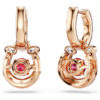 Pendientes colgantes Symbolica con perla de cristal, corte redondo, pavé, herradura, rojo, chapados en tono oro rosa Pendientes colgantes Symbolica con perla de cristal, corte redondo, pavé, herradura, rojo, chapados en tono oro rosa
