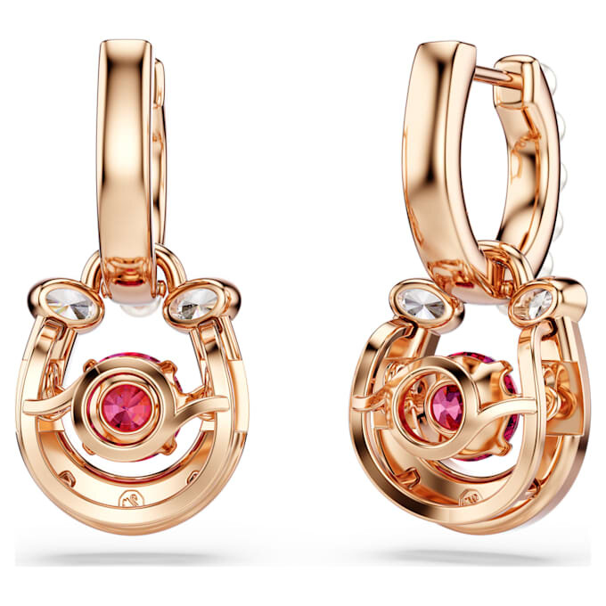 Pendientes colgantes Symbolica con perla de cristal, corte redondo, pavé, herradura, rojo, chapados en tono oro rosa Pendientes colgantes Symbolica con perla de cristal, corte redondo, pavé, herradura, rojo, chapados en tono oro rosa