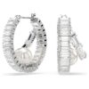 Pendientes de aro Ariana Grande x Swarovski con perlas de cristal, corte baguette, blancos y chapados en rodio Pendientes de aro Ariana Grande x Swarovski con perlas de cristal, corte baguette, blancos y chapados en rodio