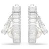 Pendientes de aro Ariana Grande x Swarovski con perlas de cristal, corte baguette, blancos y chapados en rodio Pendientes de aro Ariana Grande x Swarovski con perlas de cristal, corte baguette, blancos y chapados en rodio
