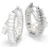 Pendientes de aro Ariana Grande x Swarovski con perlas de cristal, corte baguette, blancos y chapados en rodio Pendientes de aro Ariana Grande x Swarovski con perlas de cristal, corte baguette, blancos y chapados en rodio