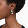 Pendientes de aro Dextera, diseño asimétrico, aros entrelazados, blancos, chapados en rodio Pendientes de aro Dextera, diseño asimétrico, aros entrelazados, blancos, chapados en rodio