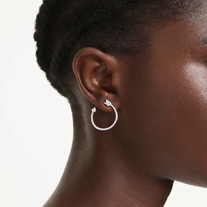 Pendientes de aro Idyllia con cortes variados, forma de flecha, blancos, chapados en rodio Pendientes de aro Idyllia con cortes variados, forma de flecha, blancos, chapados en rodio