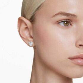 Pendientes de botón Ariana Grande x Swarovski con cortes variados, forma de corazón, blancos, chapados en rodio