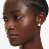 Pendientes de botón Ariana Grande X Swarovski: perla de cristal, corte redondo, flor, blanco, chapado en rodio Pendientes de botón Ariana Grande X Swarovski: perla de cristal, corte redondo, flor, blanco, chapado en rodio